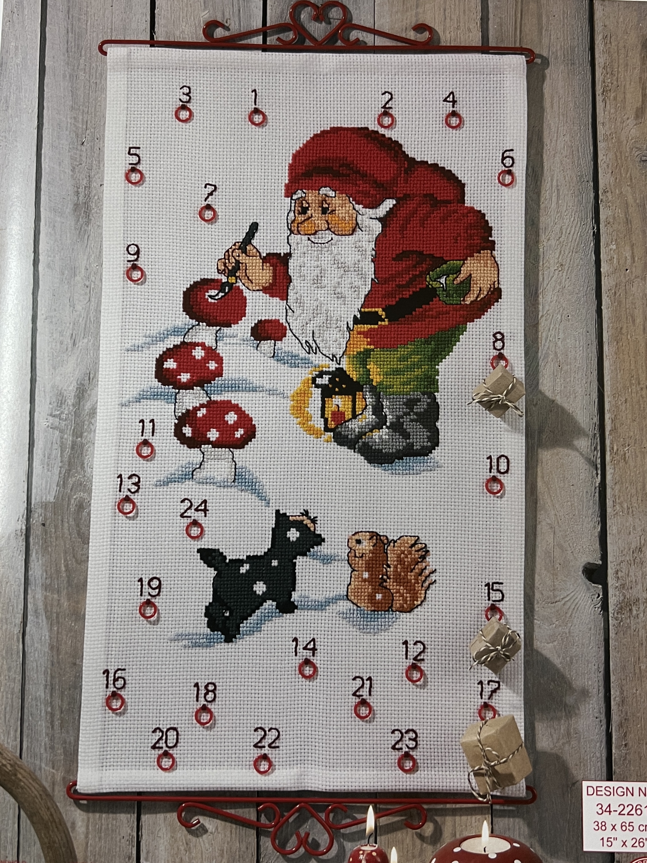 Adventskalender. Tomten målar flugsvampar.