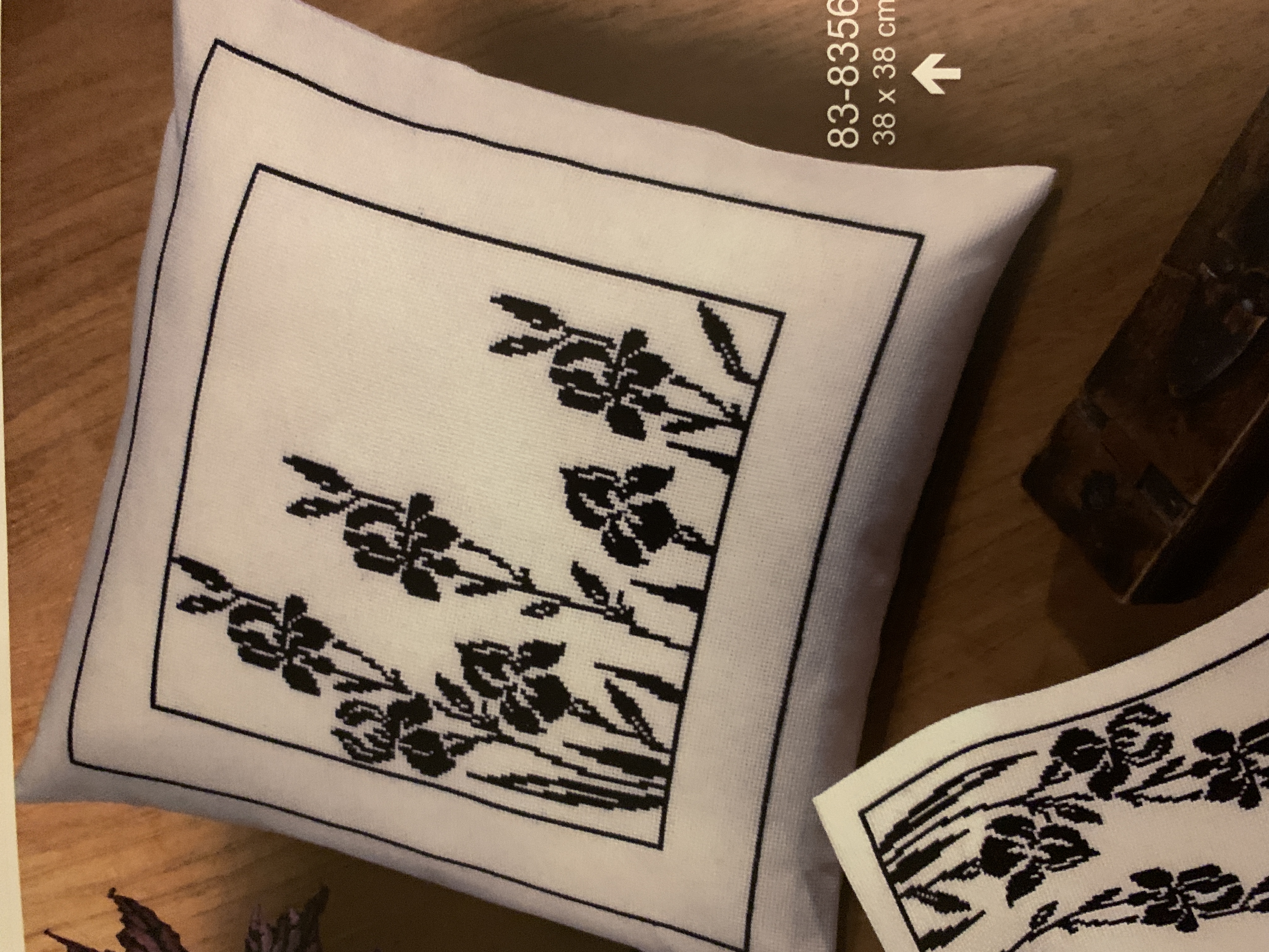 Kudde Svart Iris
