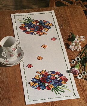 Löpare. Blomsterbukett.