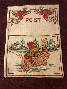 Julpost. Tomte rider på en glad gris.