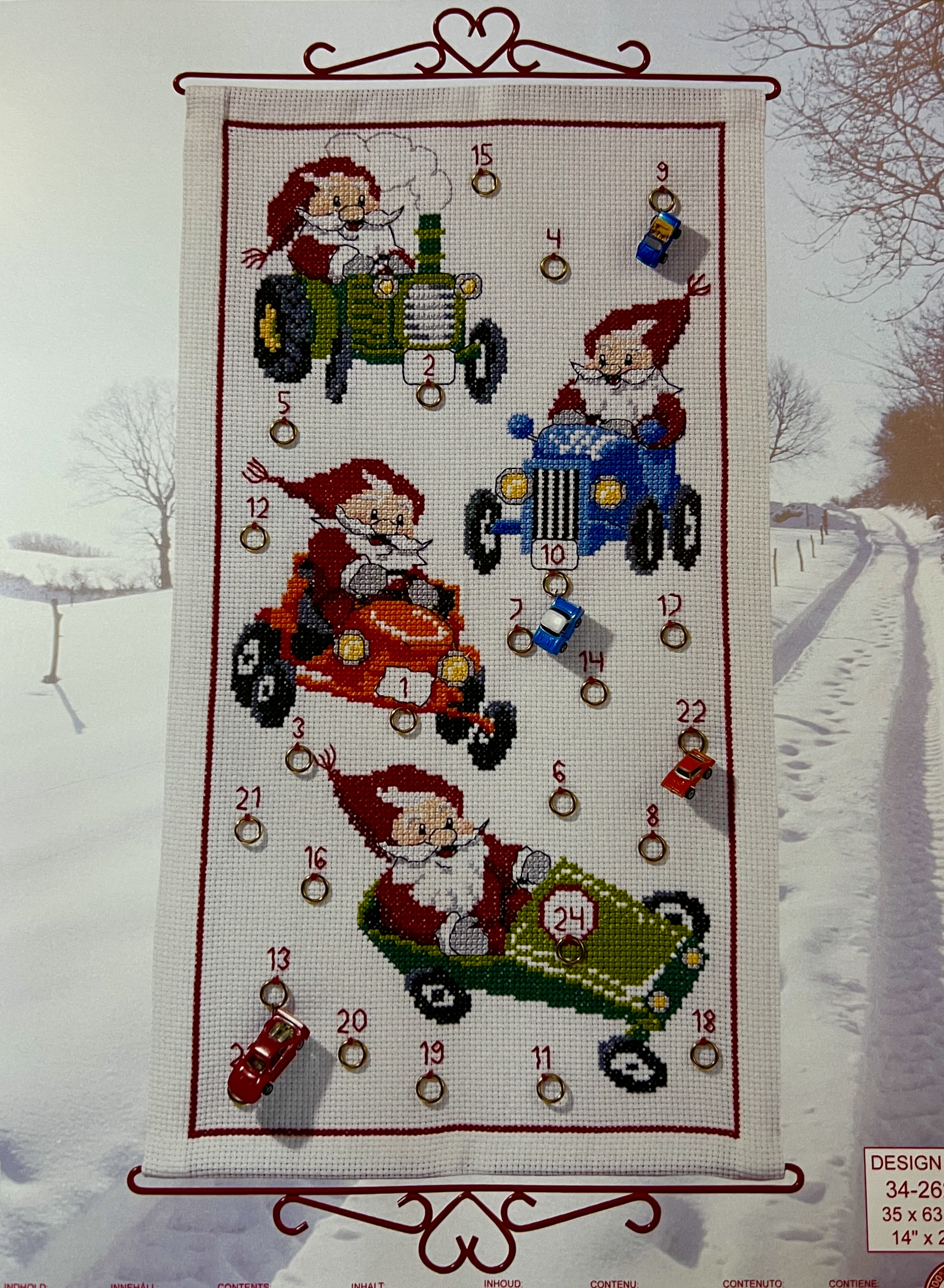 Adventskalender med tomtenissar som kör lådbilsrally