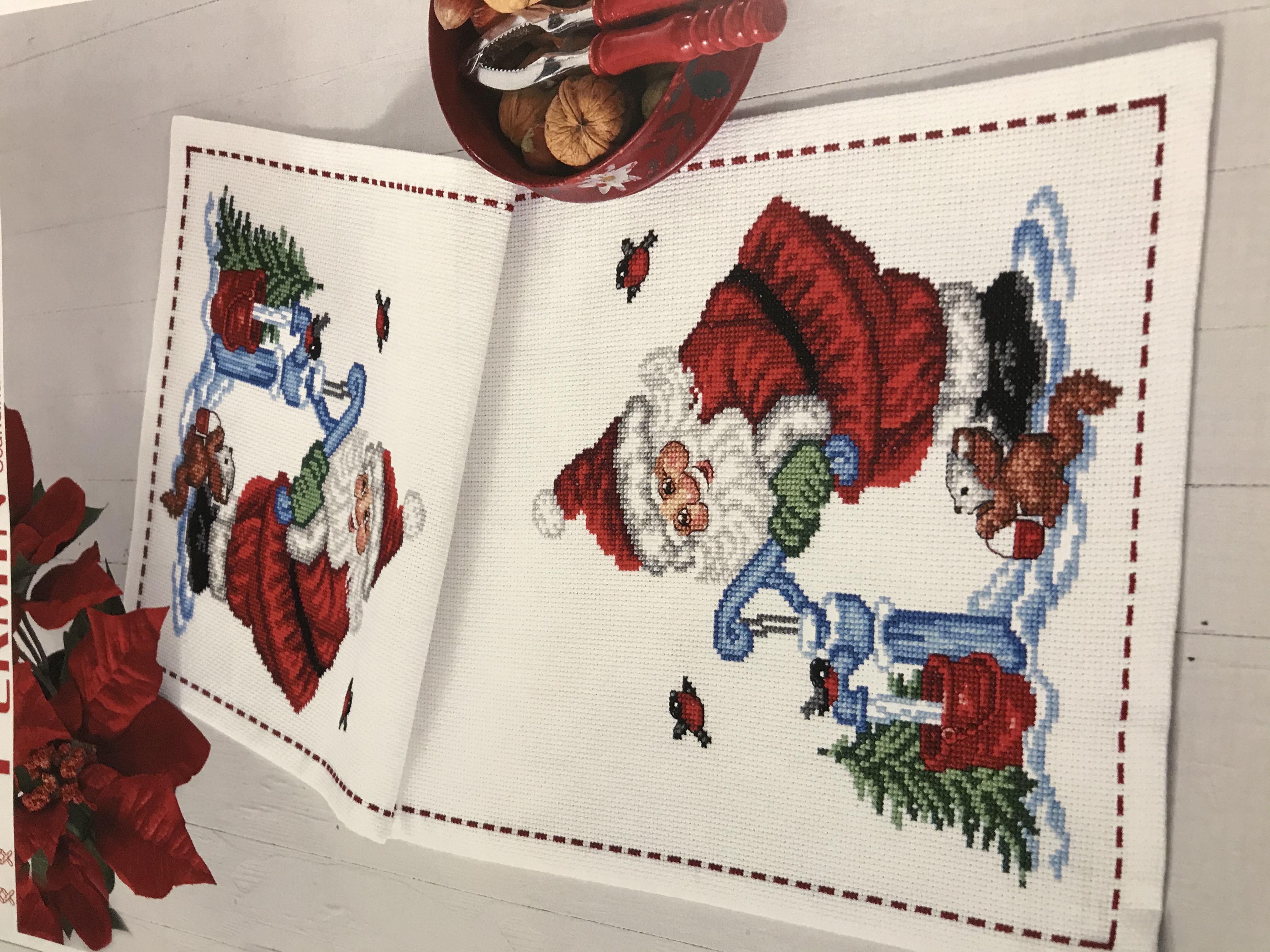 Jullöpare  Tomte vid vattenpump.