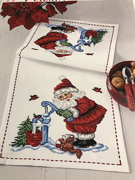 Jullöpare  Tomte vid vattenpump.