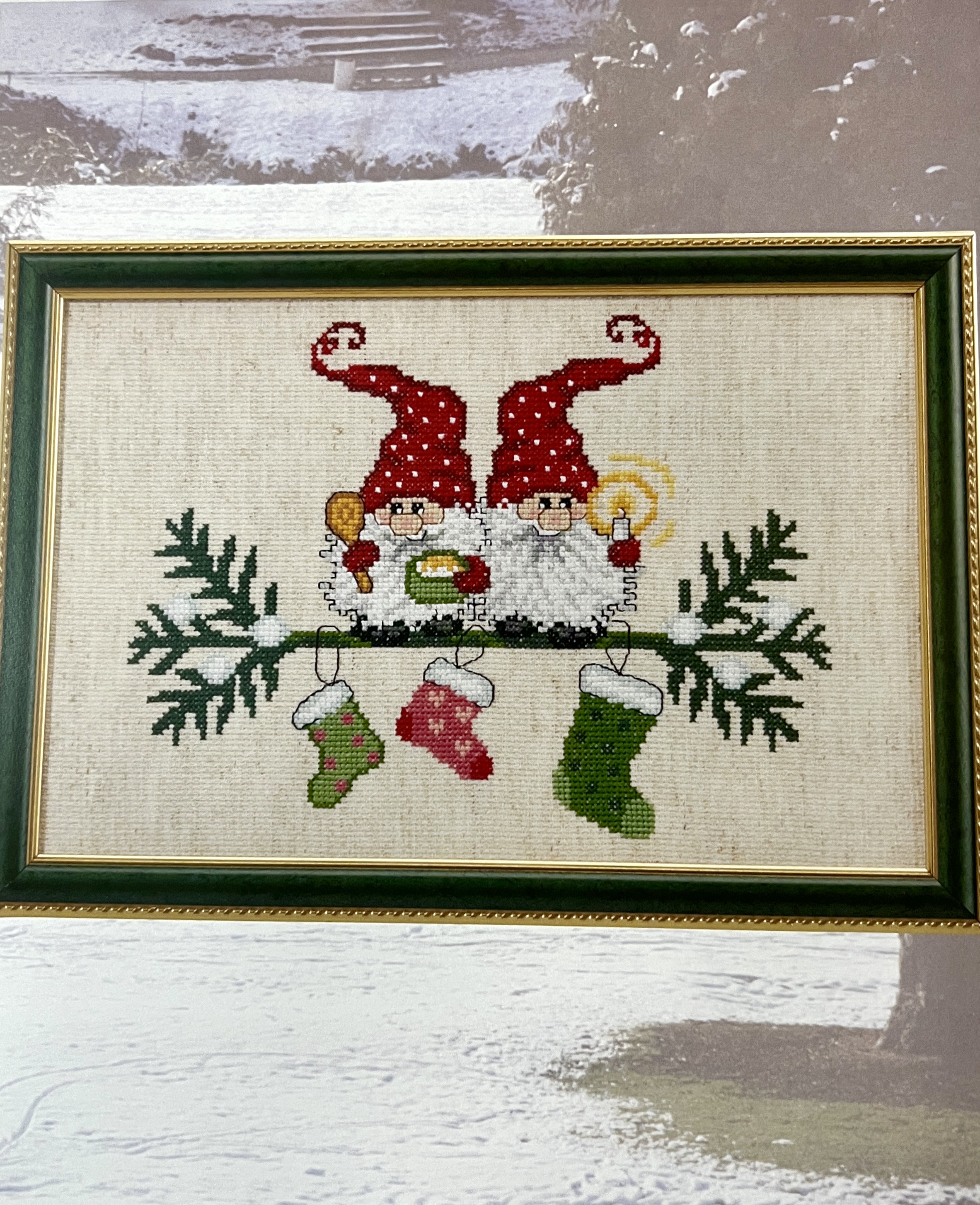 Jultavla. Tomtar och julstrumpor.