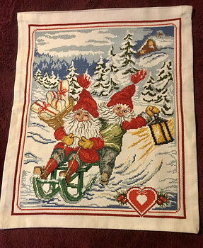 Julvepa. Tomtar åker kälke.