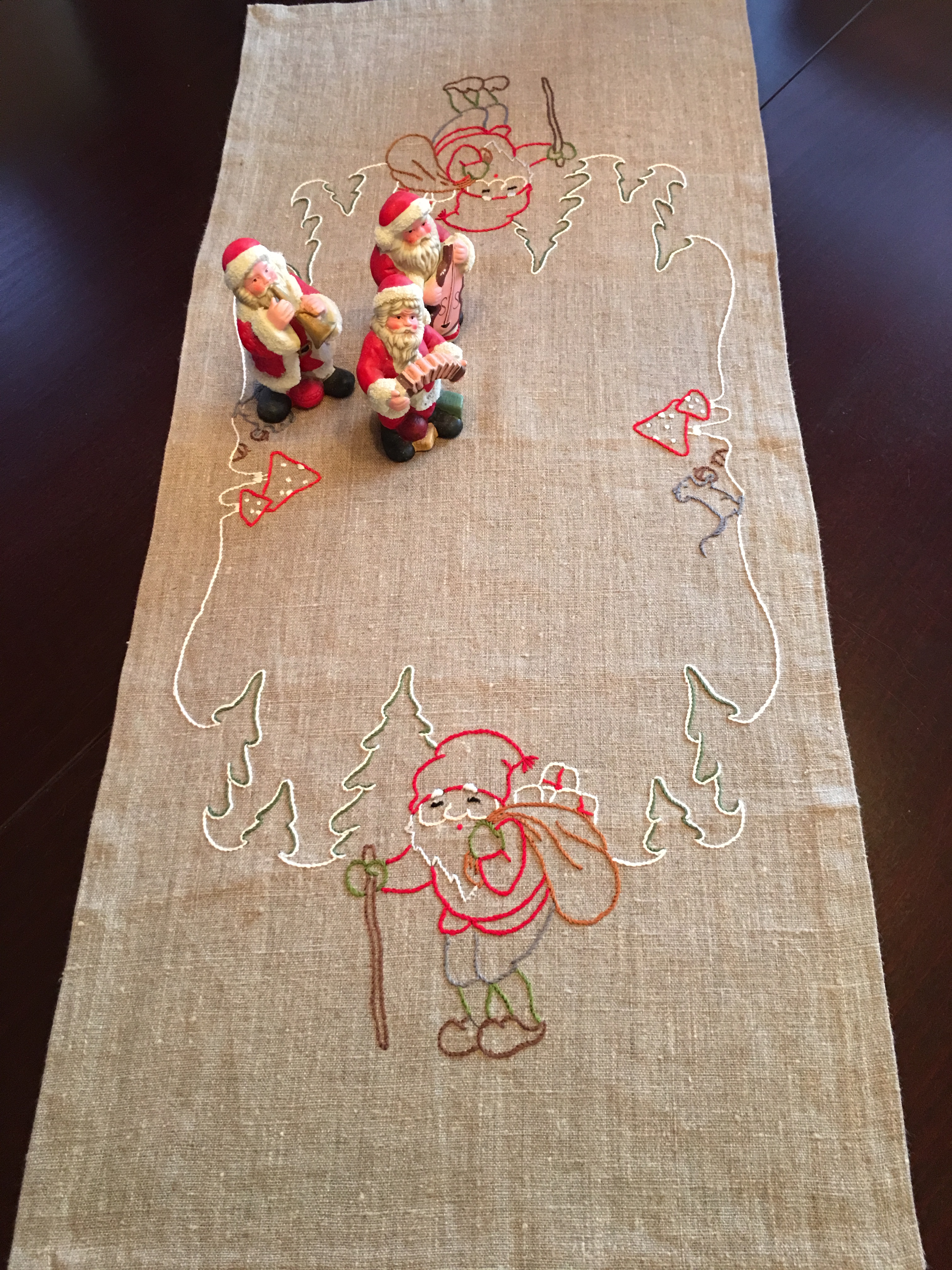 Broderad löpare. Tomte med säck
