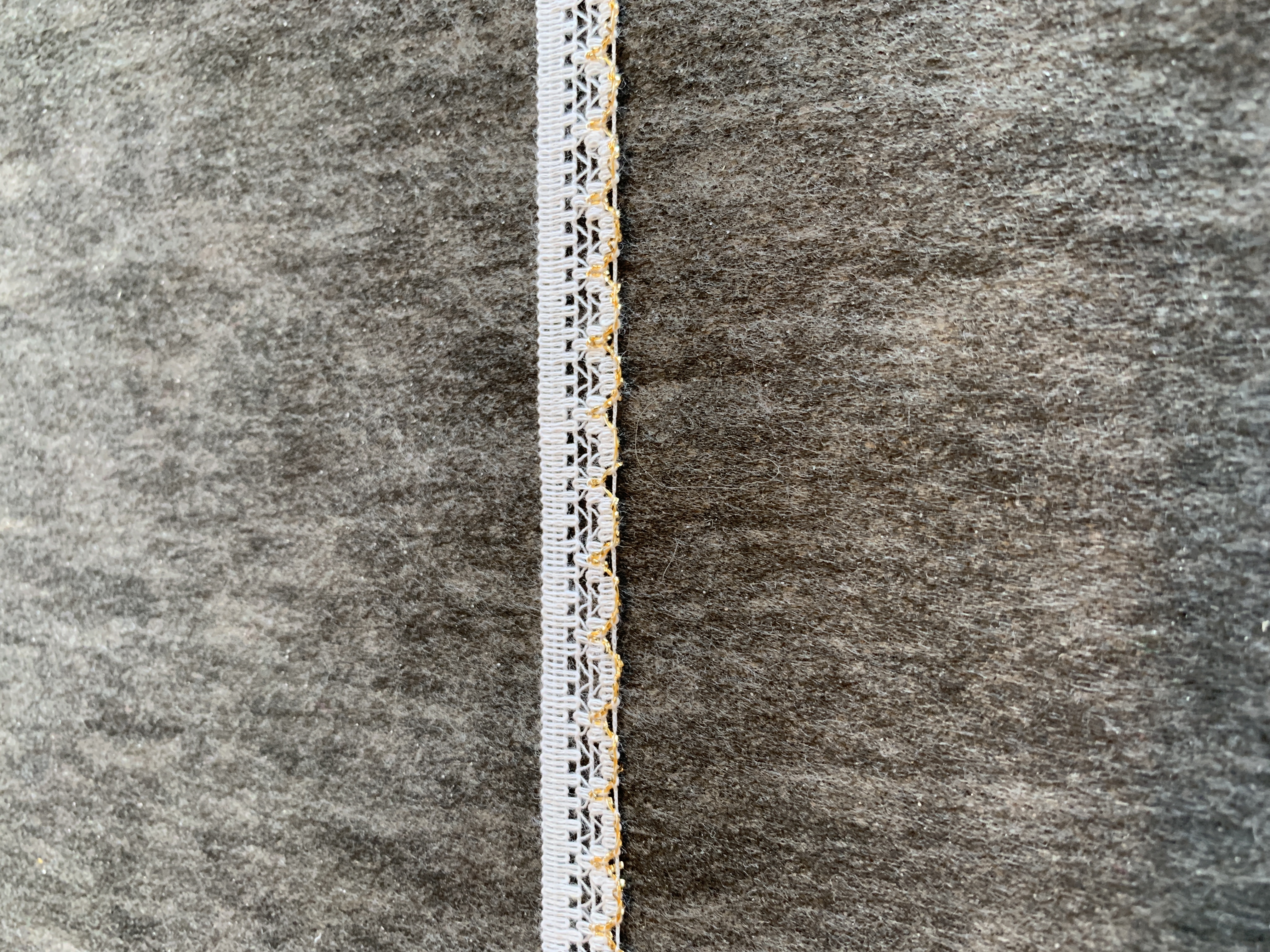 Spets Vit med guldkant Bredd 10 mm.  - 2