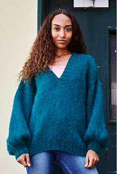 Stickmönster till oversized sweater med  djup V-ringning i Bella.