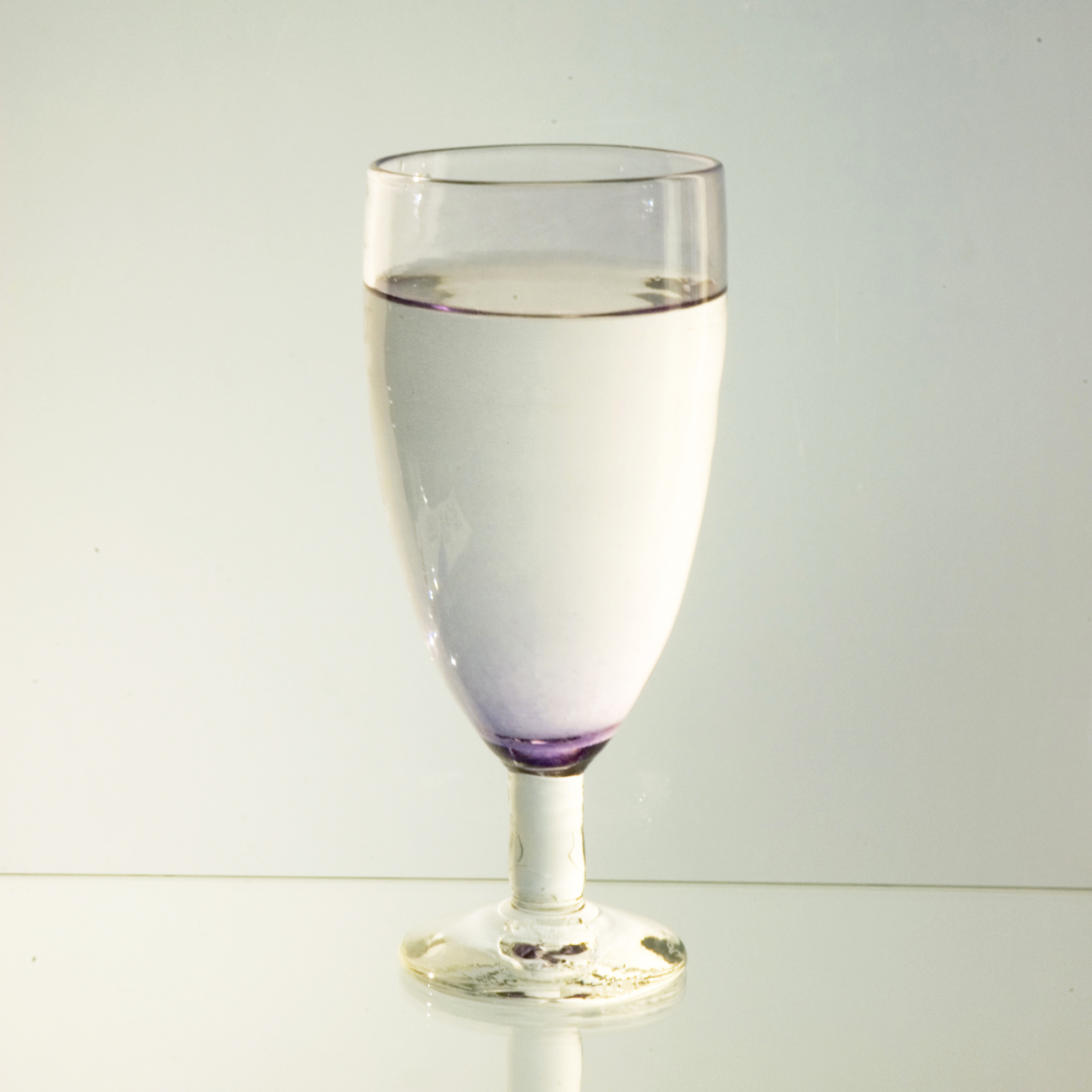 Champagne-/vinglas lila