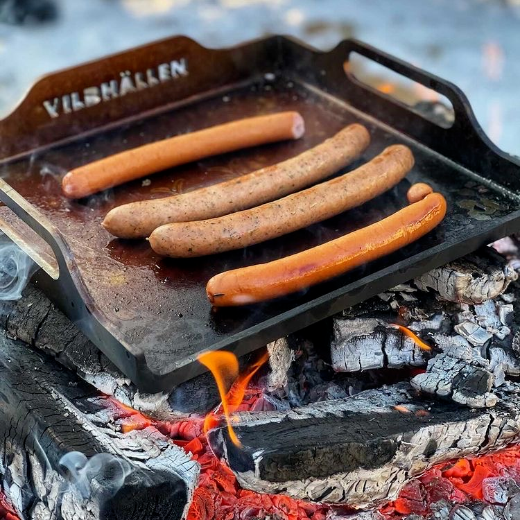 Korv på Vildhällen över öppen eld