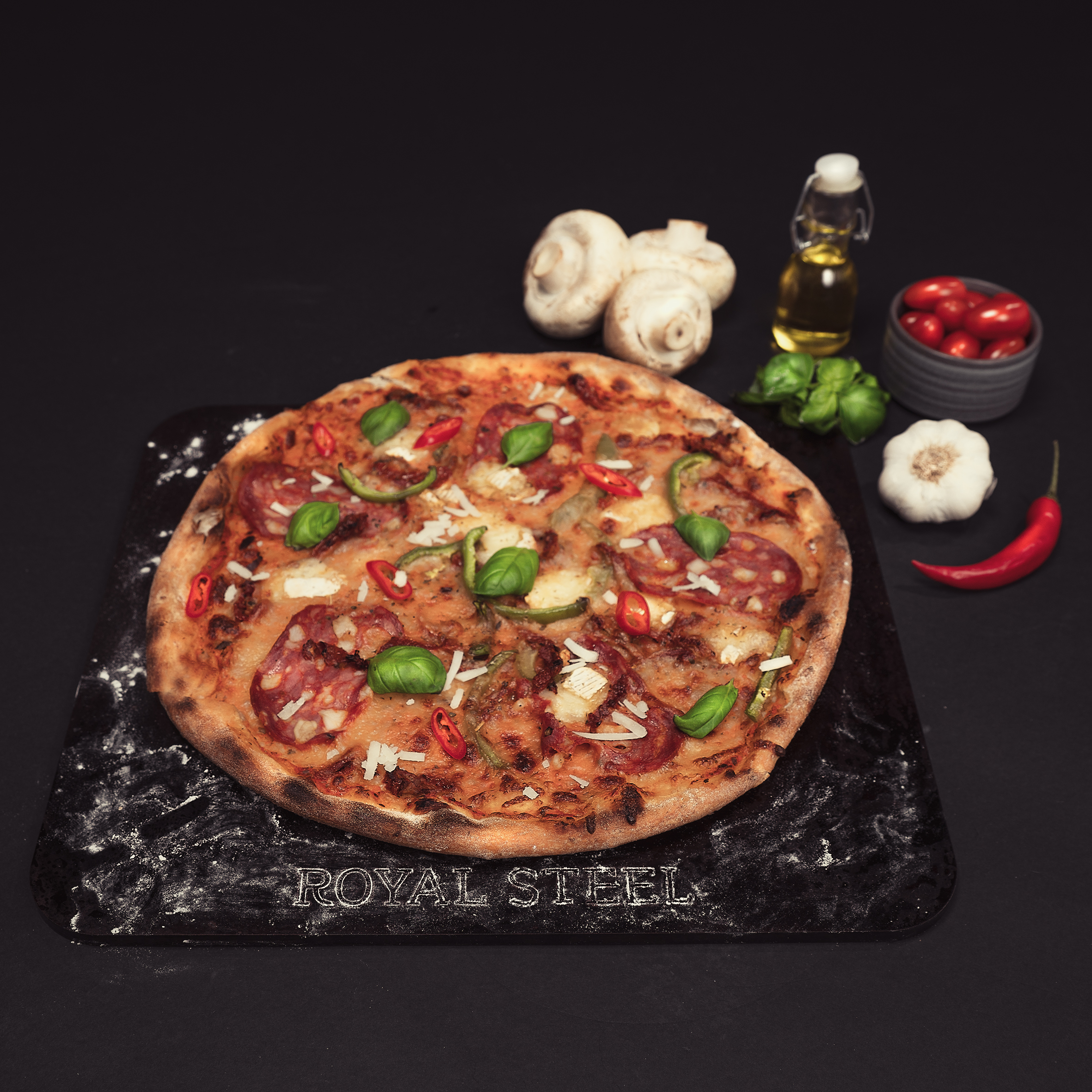 Hemmagjord pizza på pizzastål Borga