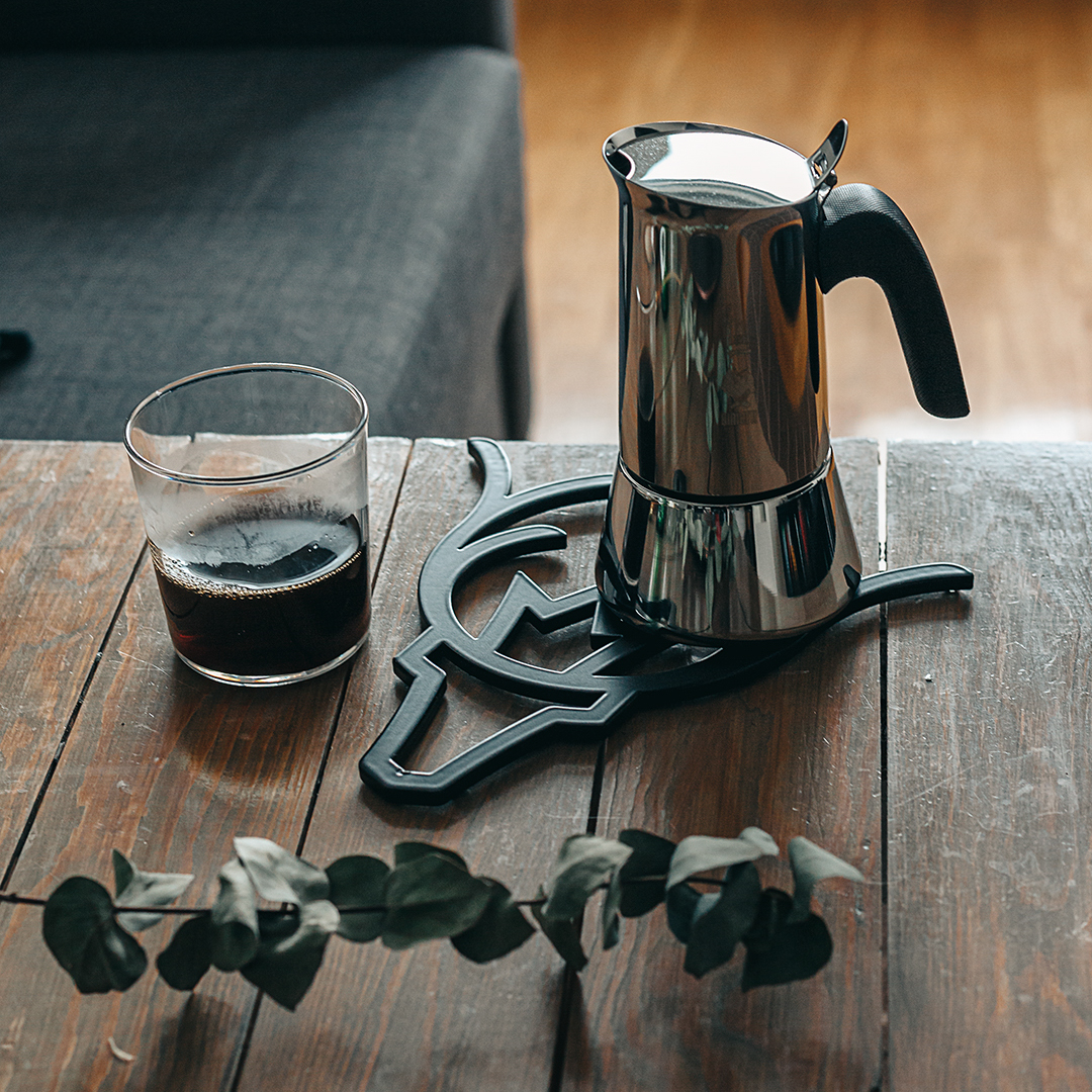 Grytunderlägg Gudrun svart under kaffekanna