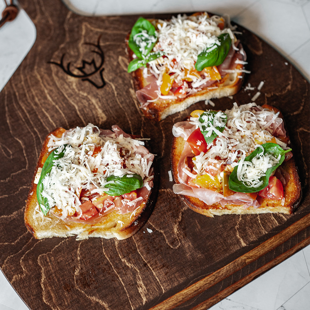 Toast på serveringsbricka Svartlien