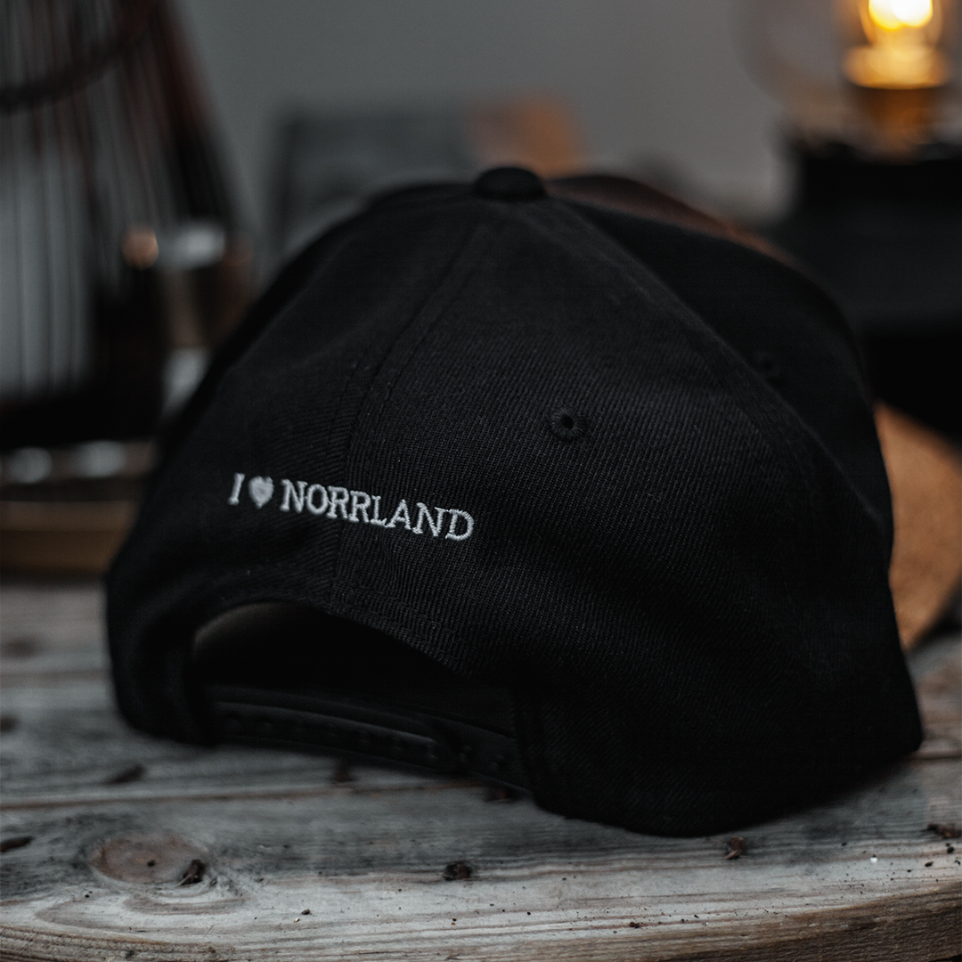 Keps Fjollträsk brodyr baksida