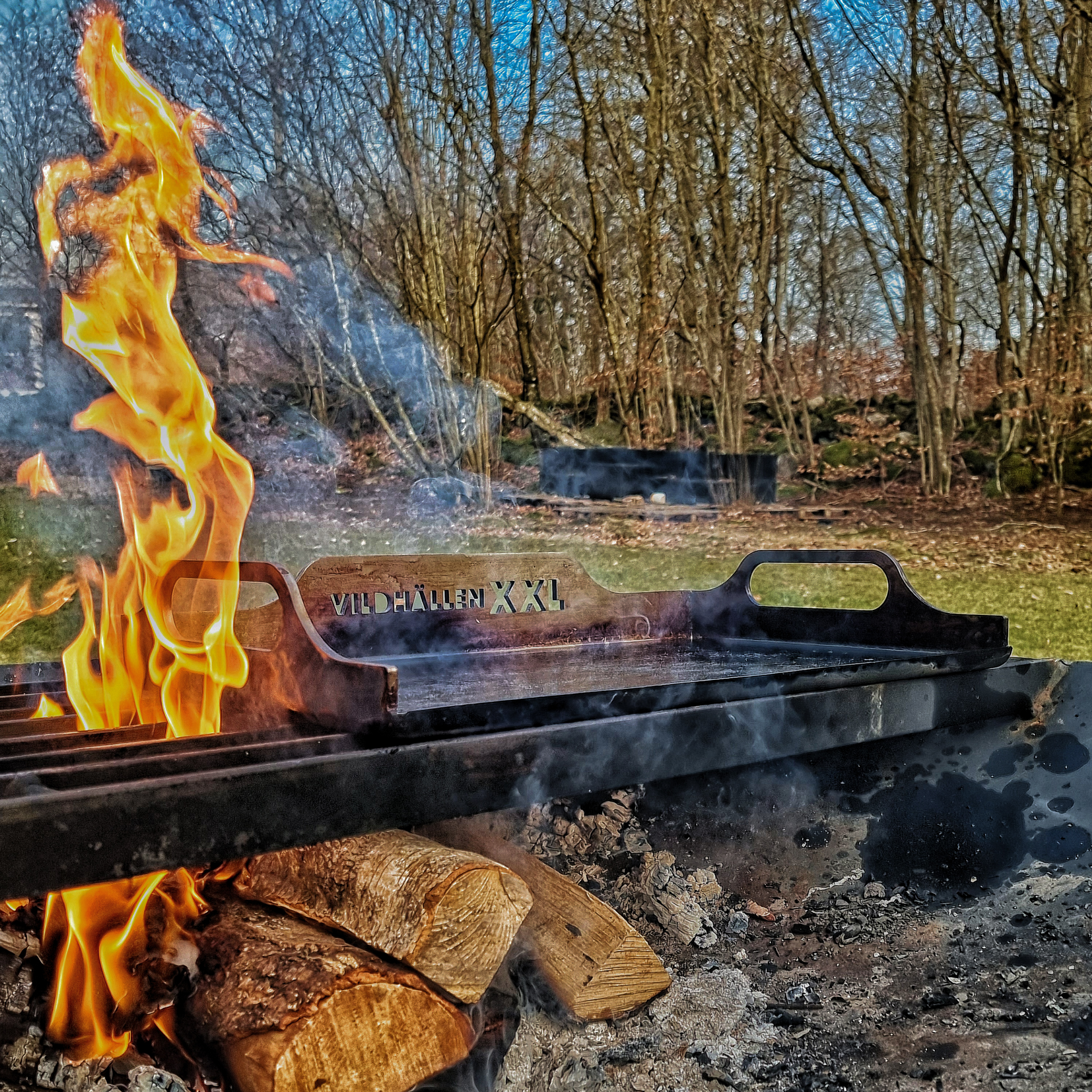 Vildhällen XXL ute över öppen eld