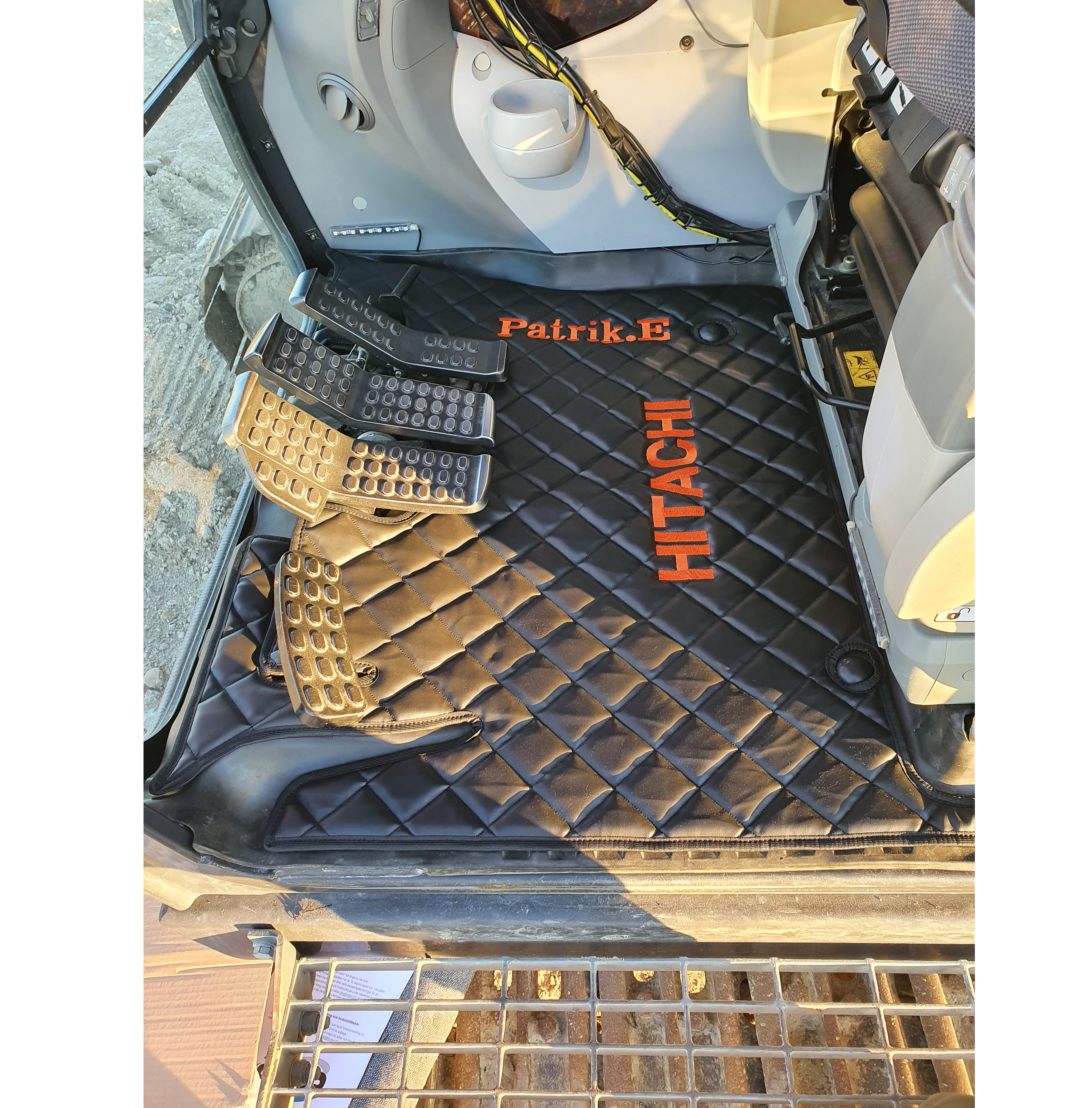 Floor mat Hitachi Band ZX130-870LC-6 - Diamond - Swextil