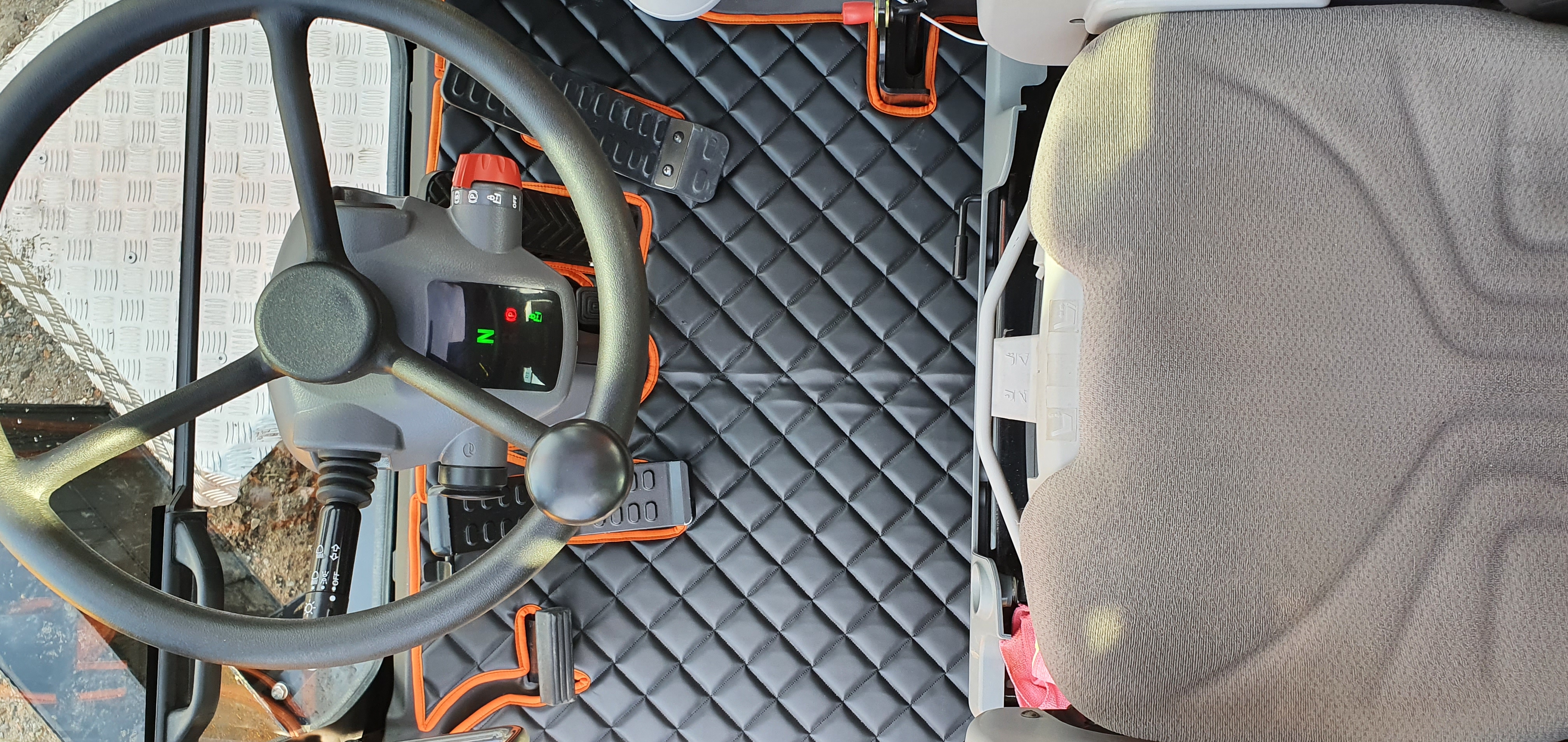 Golvmatta Hitachi ZX140W - ZX190W -3 -6 Diamant - 6