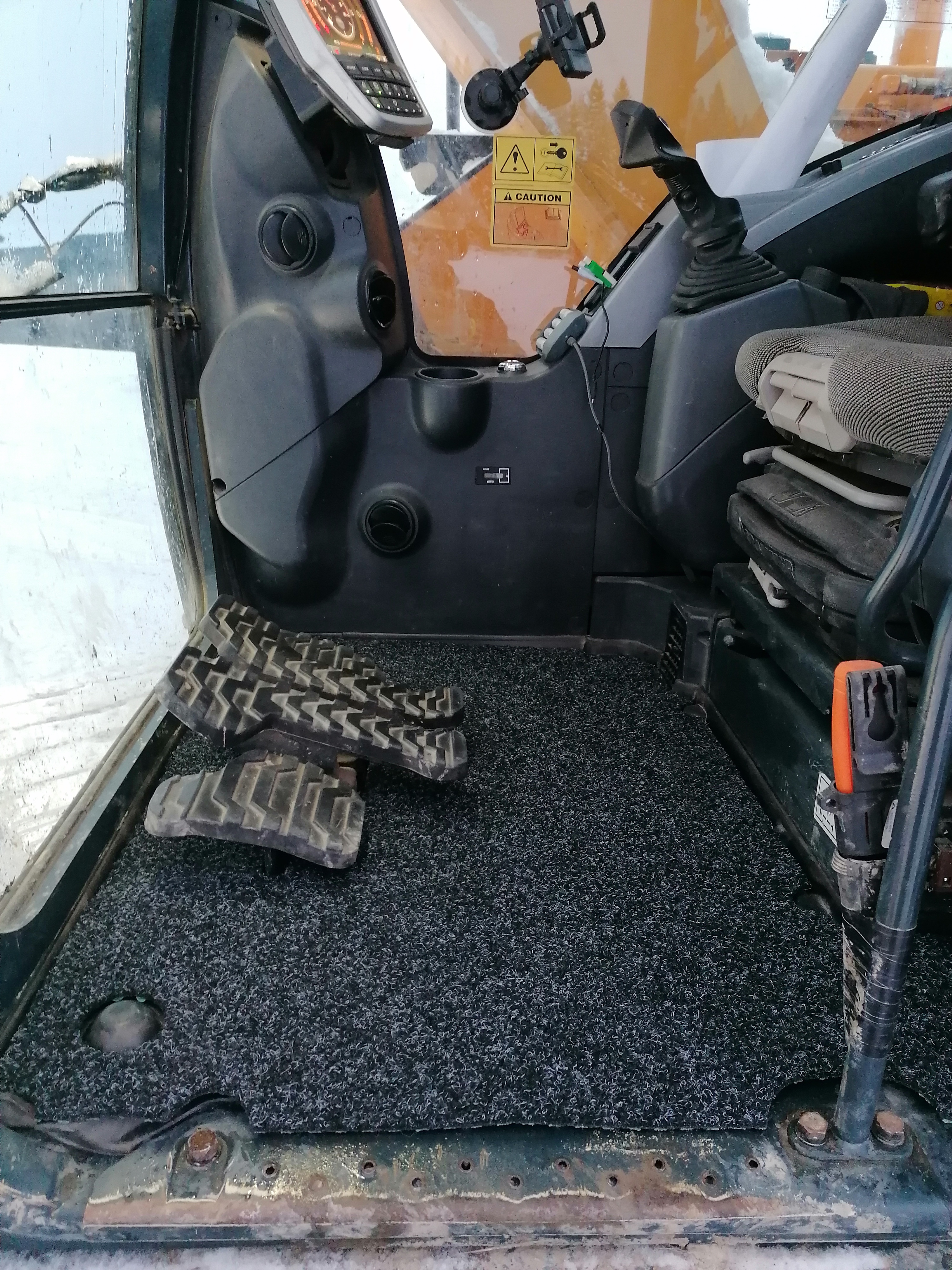 Floor mat Hyundai HX130-235LCR  - Basic - 3