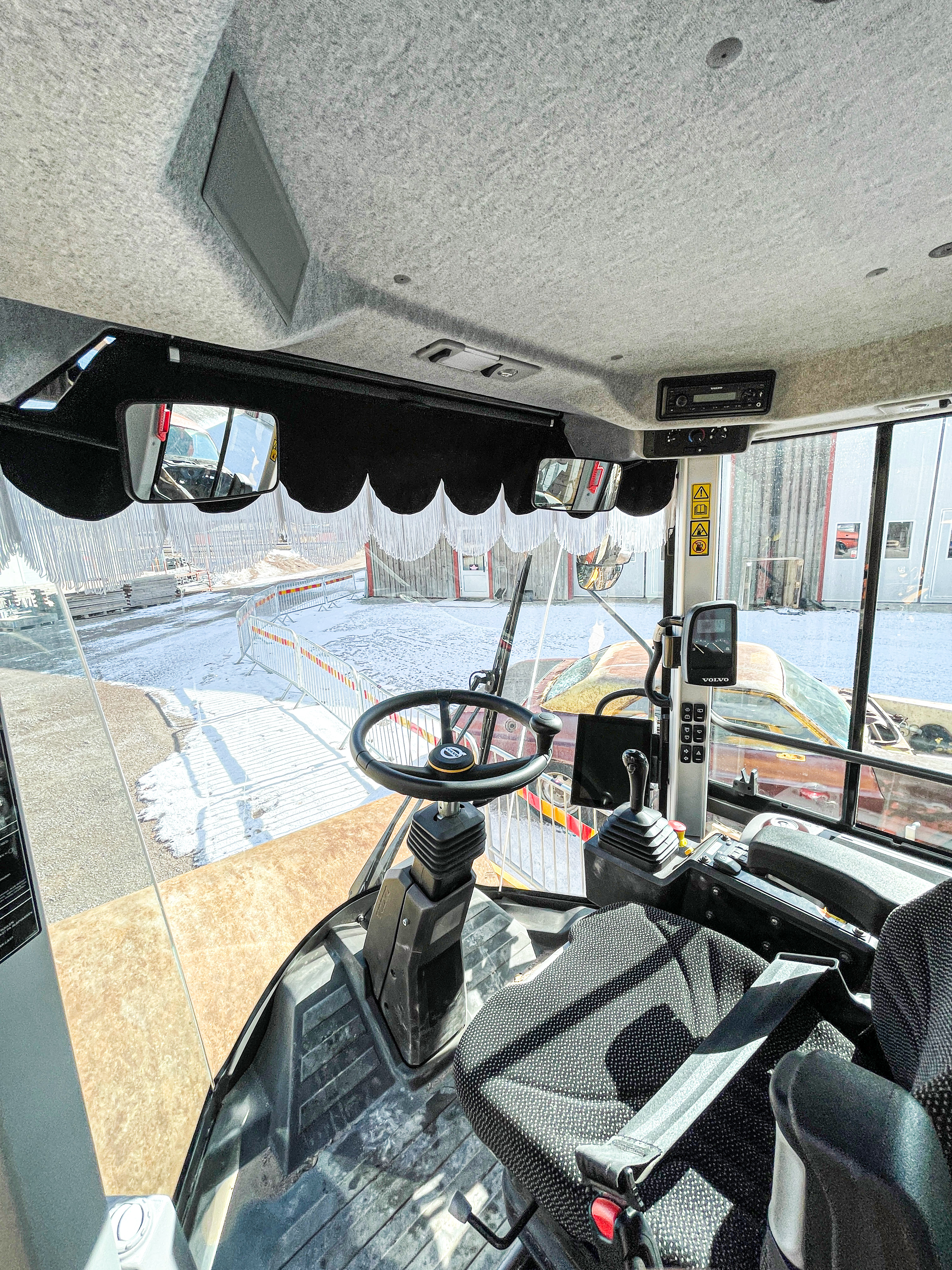 Curved front window curtain Volvo SD75B - SD160B - 2