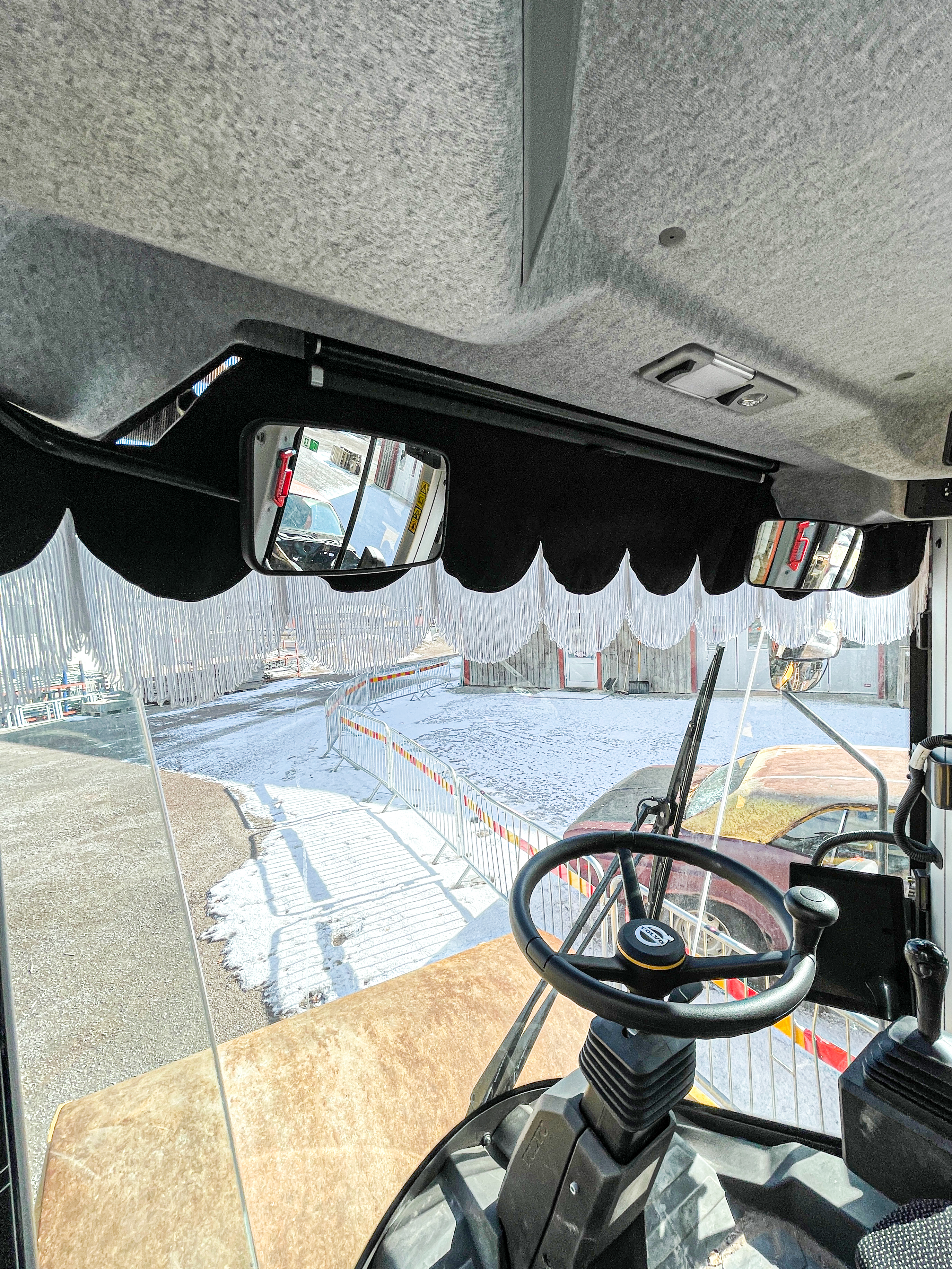 Curved front window curtain Volvo SD75B - SD160B - 5