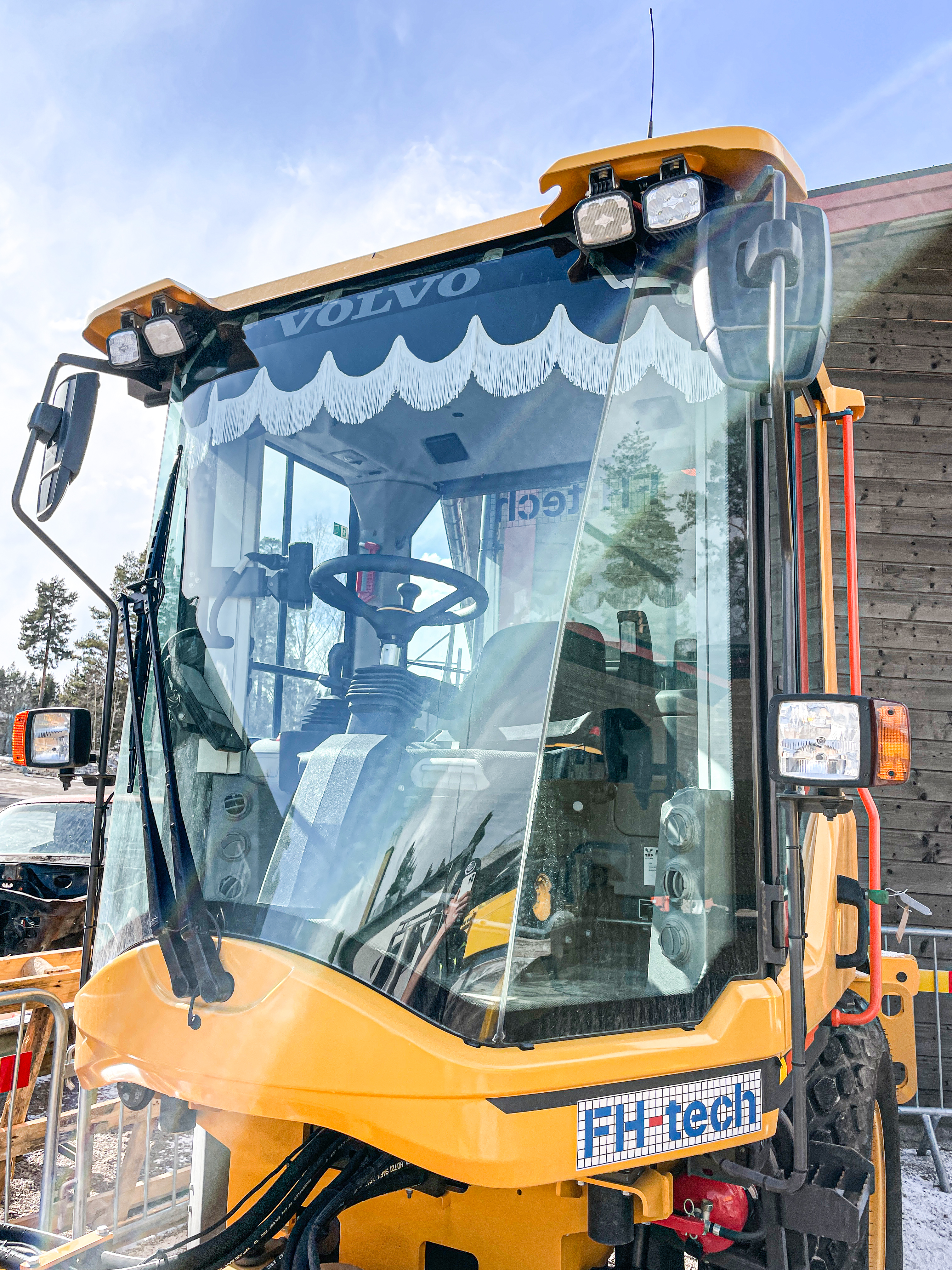Curved front window curtain Volvo SD75B - SD160B - 3
