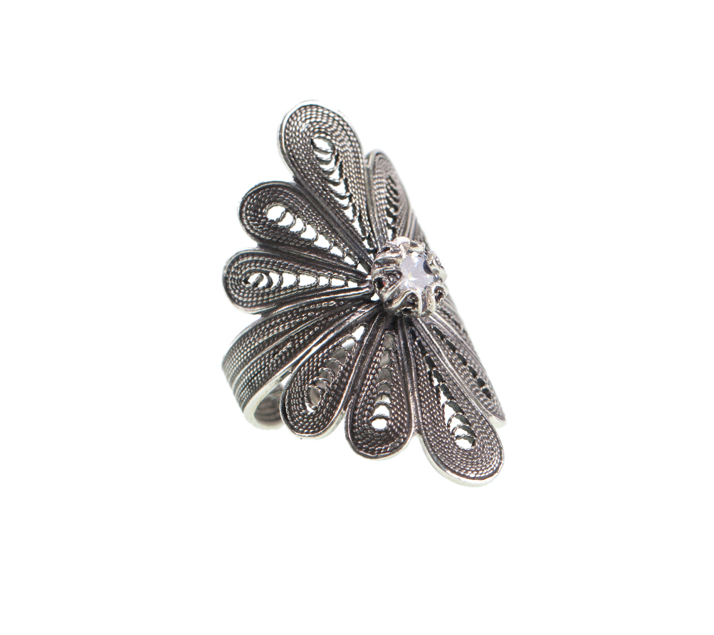 OBLONG TEARLEAF FLOWER RING W. ZIRCONIA