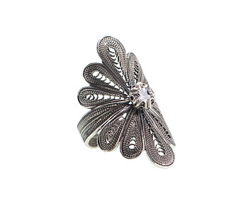 OBLONG TEARLEAF FLOWER RING W. ZIRCONIA