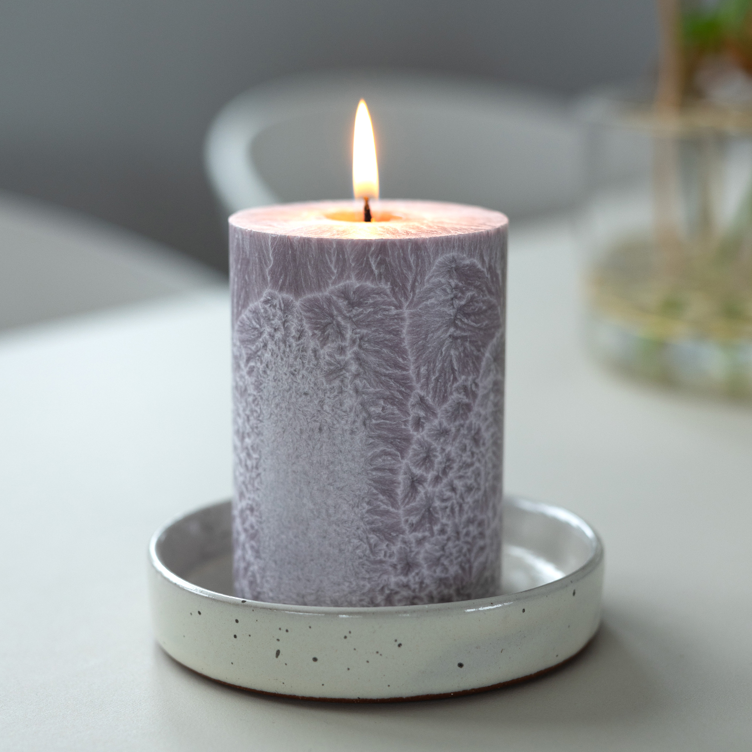 Shea-Blockljus Malve I Ø 67 x H100 mm – nachhaltige Eleganz - 2