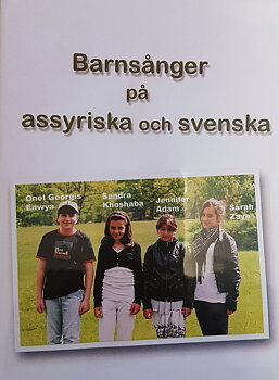 Barnsånger på assyriska och svenska