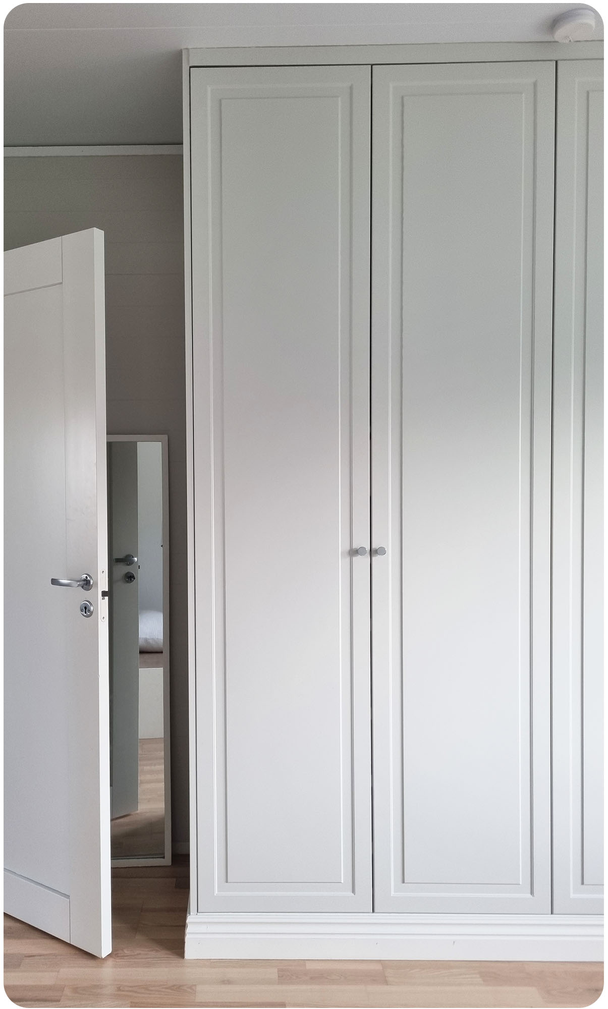 Garderobsdörr Blåsippa Sekelskiftestil Läs mer