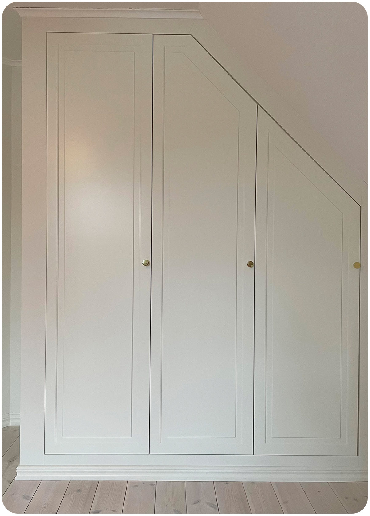 Garderobsdörrar till snedtak i gammaldags stil Beställ enkelt garderobsdörrar till snedtak Läs mer