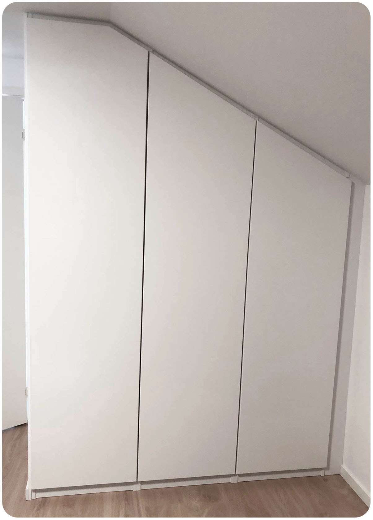 Släta garderobsdörrar till snedtak Beställ enkelt garderobsdörrar till snedtak Läs mer