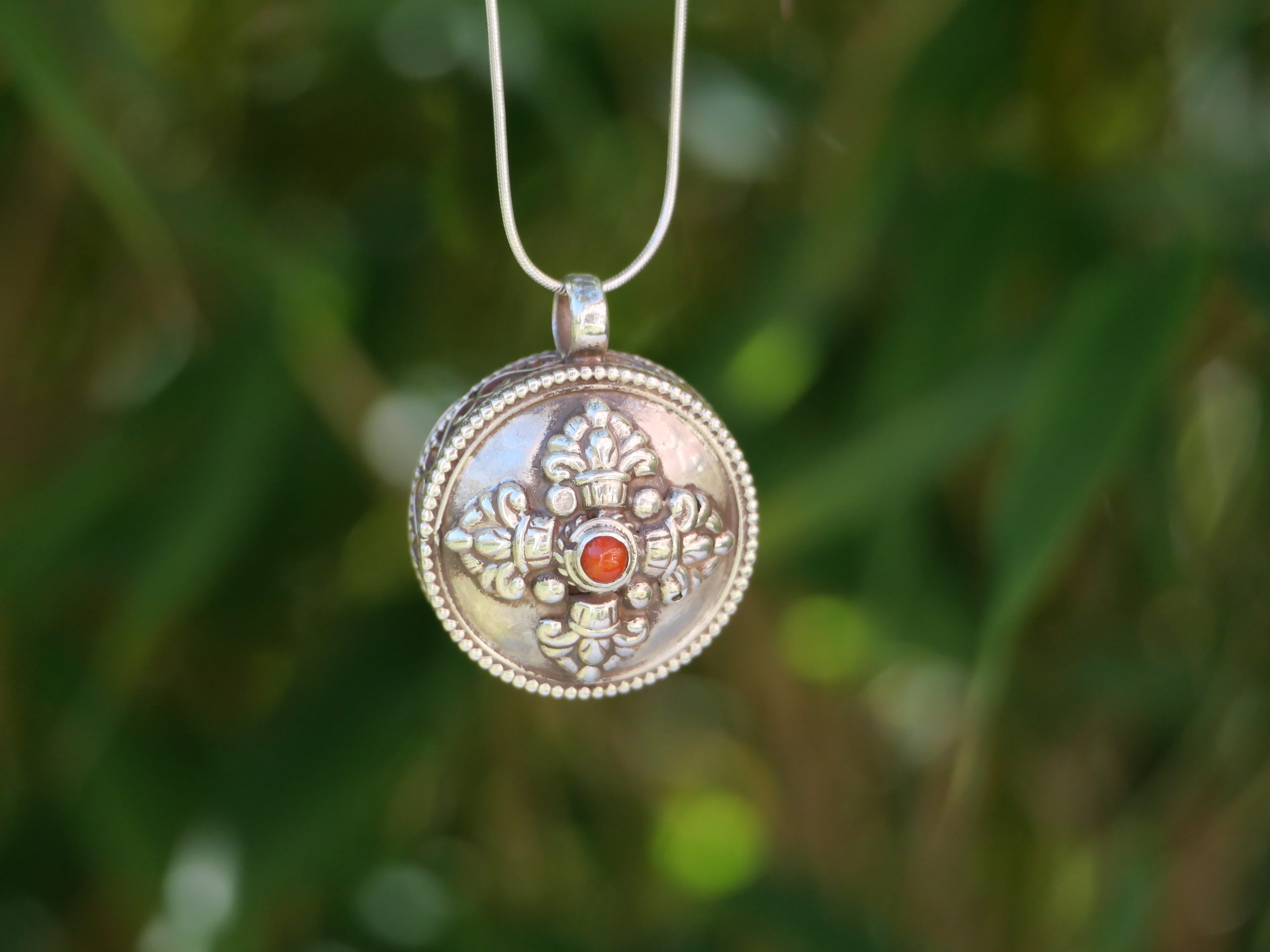 Tibetansk dubbeldorje i silversmycke