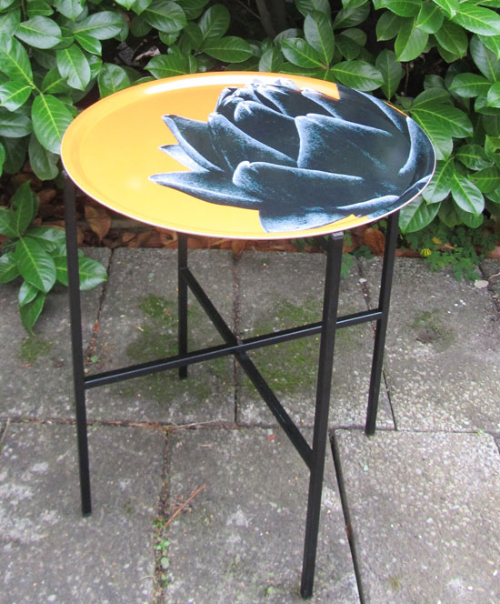 Tray table