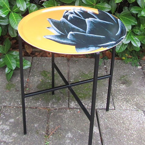 Tray table