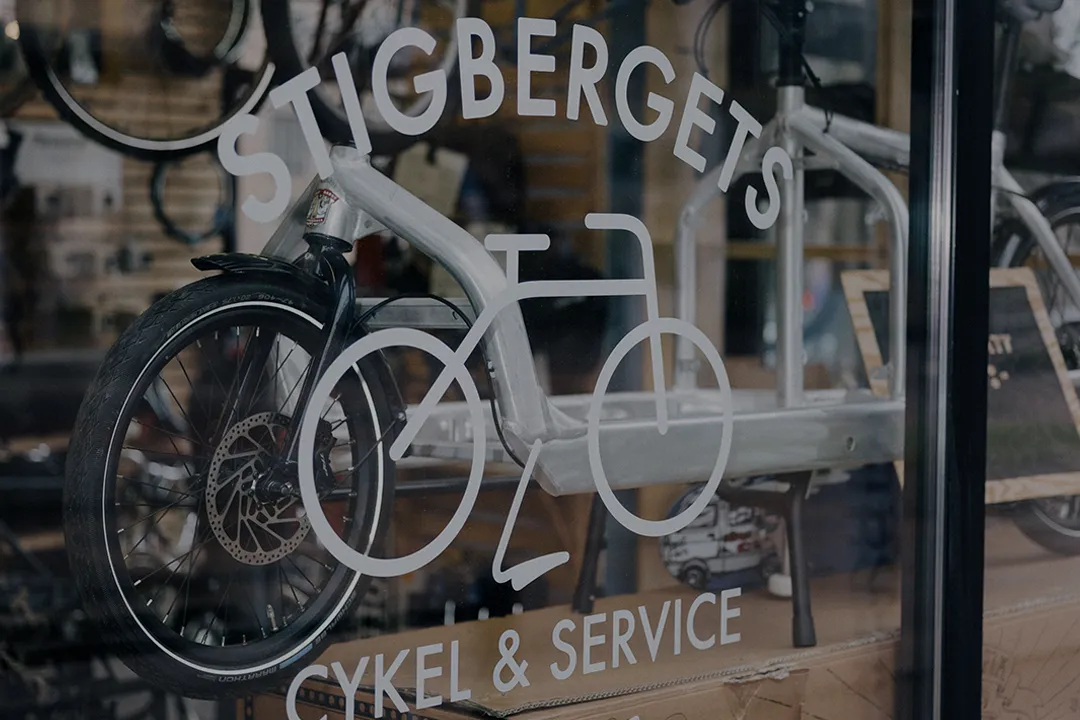 Cykelbutiken i Majorna Välkommen till vår cykelbutik i Majorna – din lokala cykelspecialist i Göteborg. Med över 40 års samlad erfarenhet hjälper vi dig att hitta rätt cykel, oavsett om du pendlar, tränar eller vill upptäcka nya vägar. Hos oss hittar du noga utvalda modeller från varumärken som Brompton och Specialized, samt personlig service utifrån dina behov. 