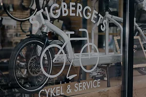 Cykelbutiken i Majorna Välkommen till vår cykelbutik i Majorna – din lokala cykelspecialist i Göteborg. Med över 40 års samlad erfarenhet hjälper vi dig att hitta rätt cykel, oavsett om du pendlar, tränar eller vill upptäcka nya vägar. Hos oss hittar du noga utvalda modeller från varumärken som Brompton och Specialized, samt personlig service utifrån dina behov.