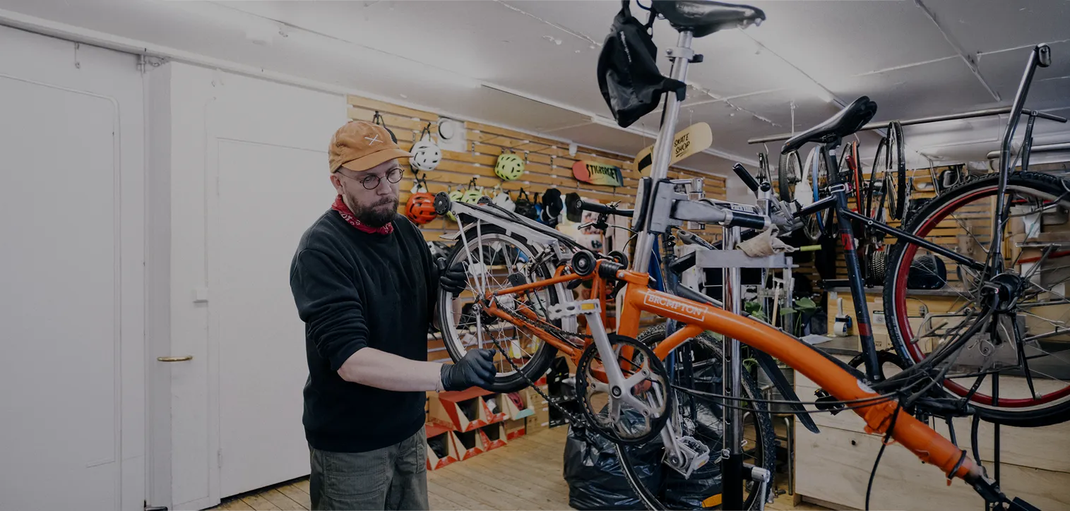 Service för din cykel Vi erbjuder cykelservice i Göteborg från vår fullt utrustade verkstad i Majorna. Boka service, reparation eller justering och få hjälp att hålla din cykel i toppskick – oavsett säsong eller användning. 