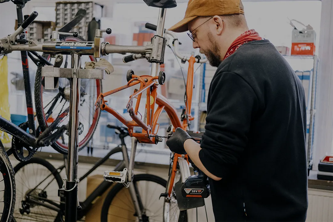 Vår cykelverkstad I vår cykelverkstad erbjuder vi service och reparation för alla typer av cyklar. Våra erfarna mekaniker arbetar noggrant och effektivt, från enklare justeringar till mer avancerade ingrepp. Med fokus på kvalitet och god tillgång på reservdelar ser vi till att din cykel fungerar som den ska, utan onödiga väntetider. 