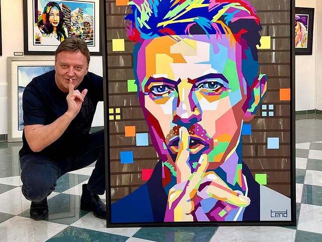 Torbjørn Endrerud i sitt atelier  Tenderud skaper digitale grafiske kunstverk (D.G.A.) og malerier inspirert av musikk og livstil