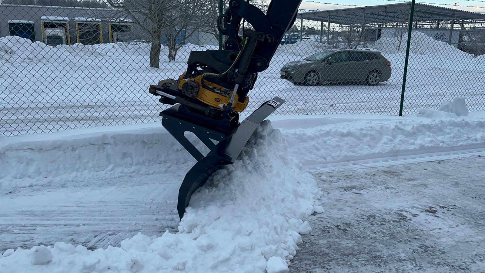 Karmplog, Snöplog grävmaskin