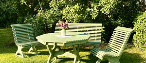 Trädgårdsrelaterade snickerier i egen design! En liten gårdsbutik och kurser inom både snickeri och trädgård!