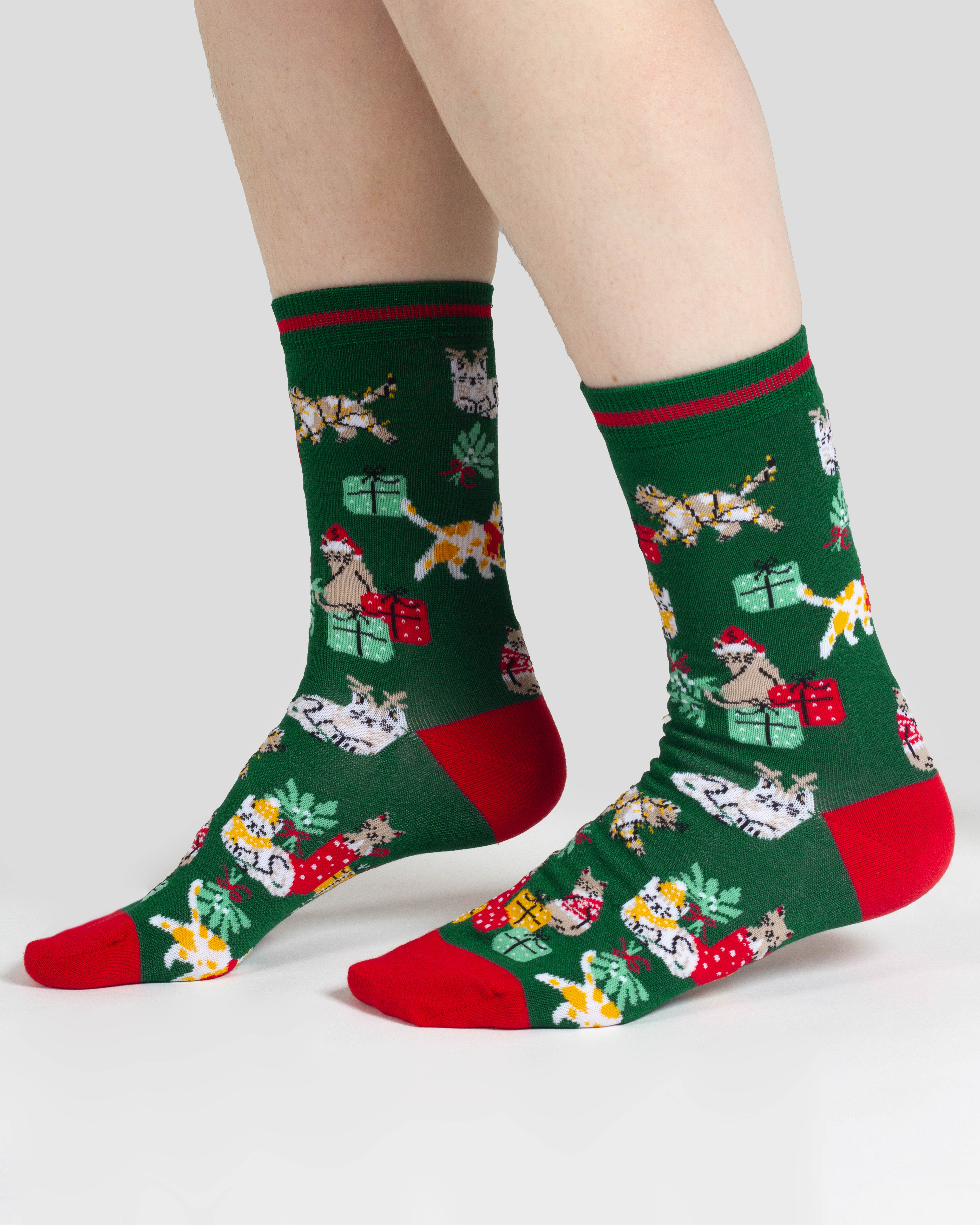 Julstrumpor med kattmönster i fin grandekoration  - 2