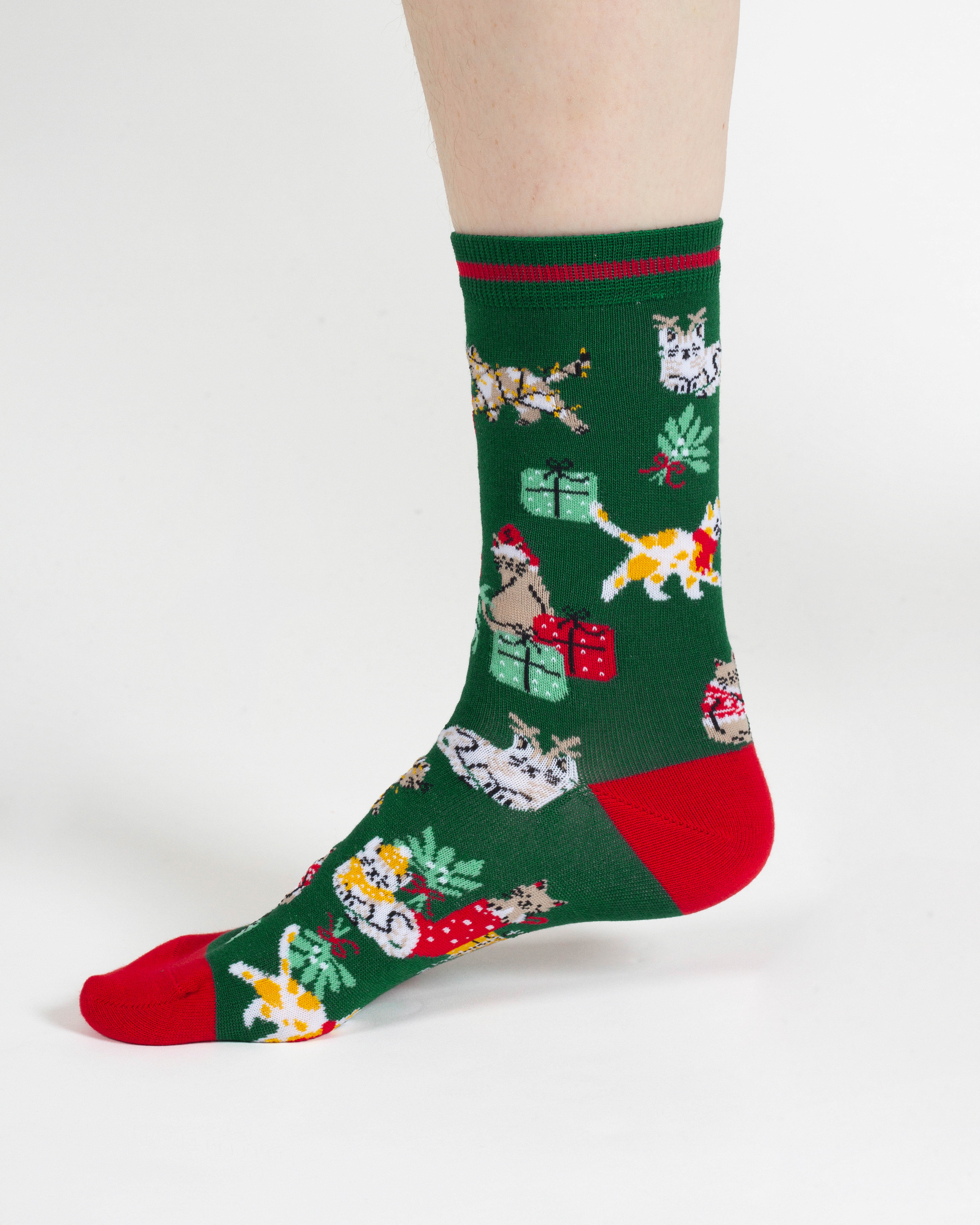 Julstrumpor med kattmönster i fin grandekoration  - 3