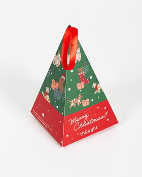 Julstrumpor med kattmönster i fin grandekoration 