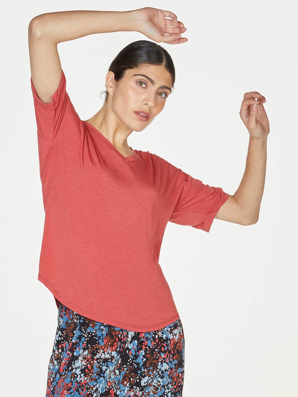 REA! Persimonröd silkesmjuk T-shirt från Thought - 2