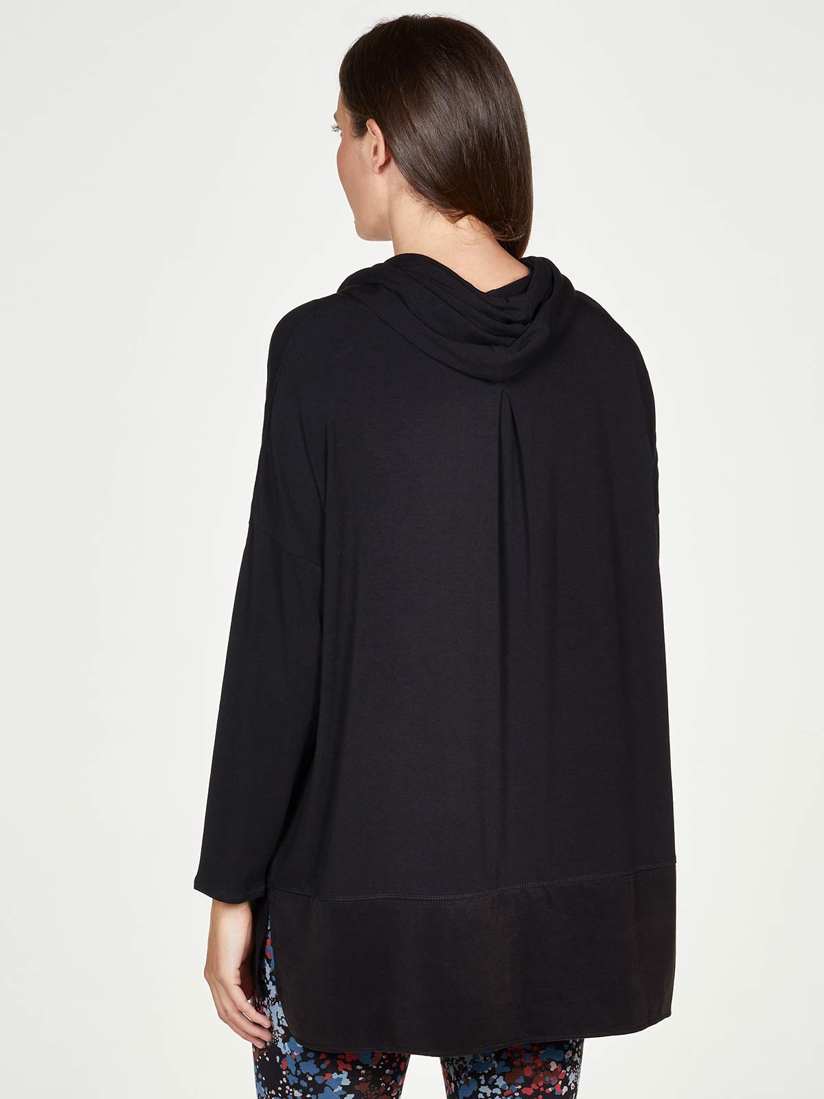 Svart tröja i bambu med cowl neck - 4