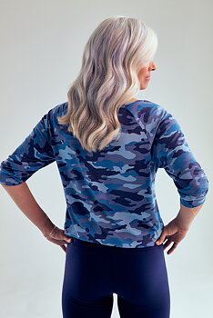 "Embrace Tee" yogatopp i bambu - Kamoflage