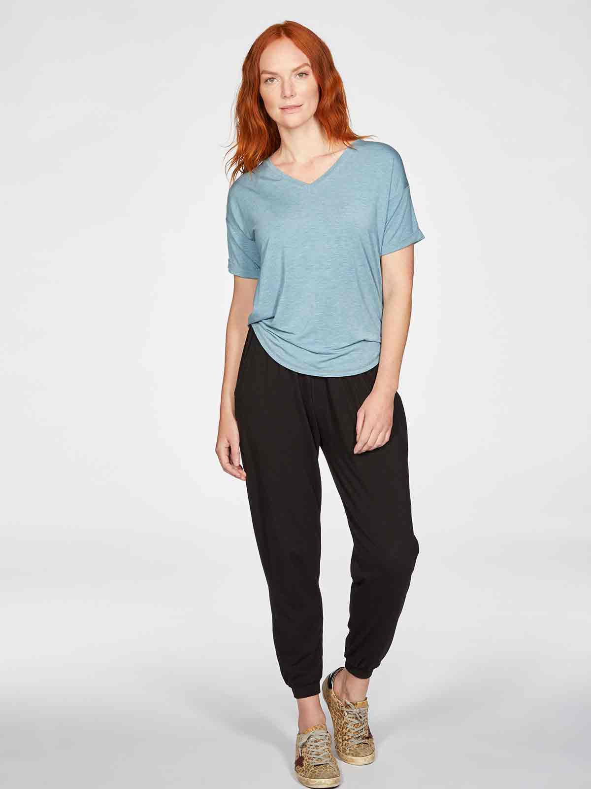 REA! Äggskalsgrön silkesmjuk T-shirt från Thought - 2
