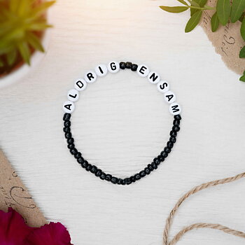Aldrig Ensam - Färdigpärlat armband